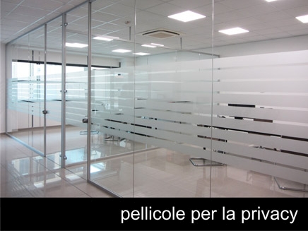 Pellicole oscuranti per la privacy a righe.