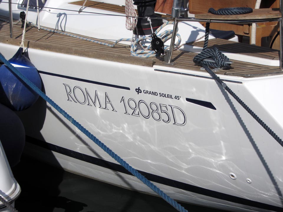 Adesivi personalizzati per barche a vela a Roma.