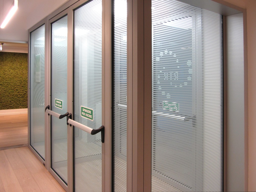 Pellicole vetro per la privacy negli uffici. Adesivi per porte vetro