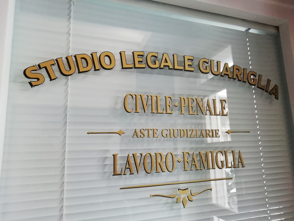 Lettering vintage con vetrofanie ed adesivi prespaziati.